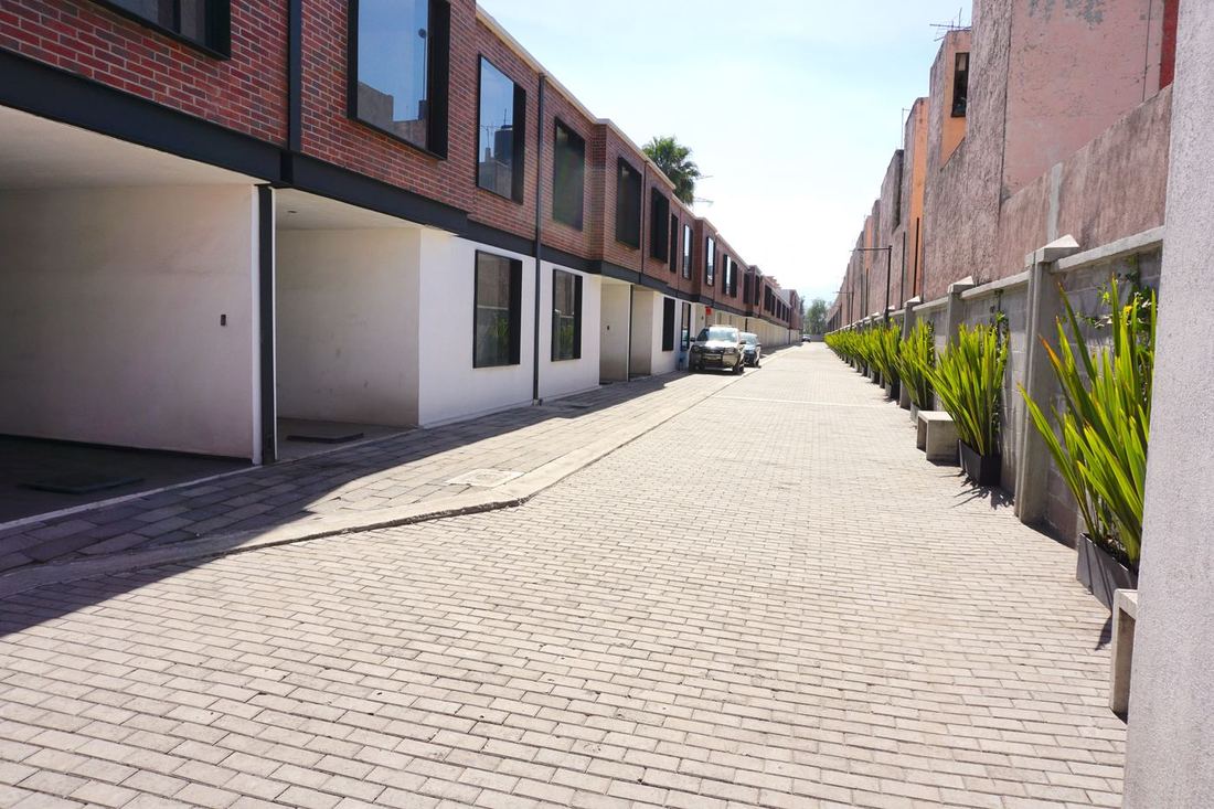 Calle interior empedrada